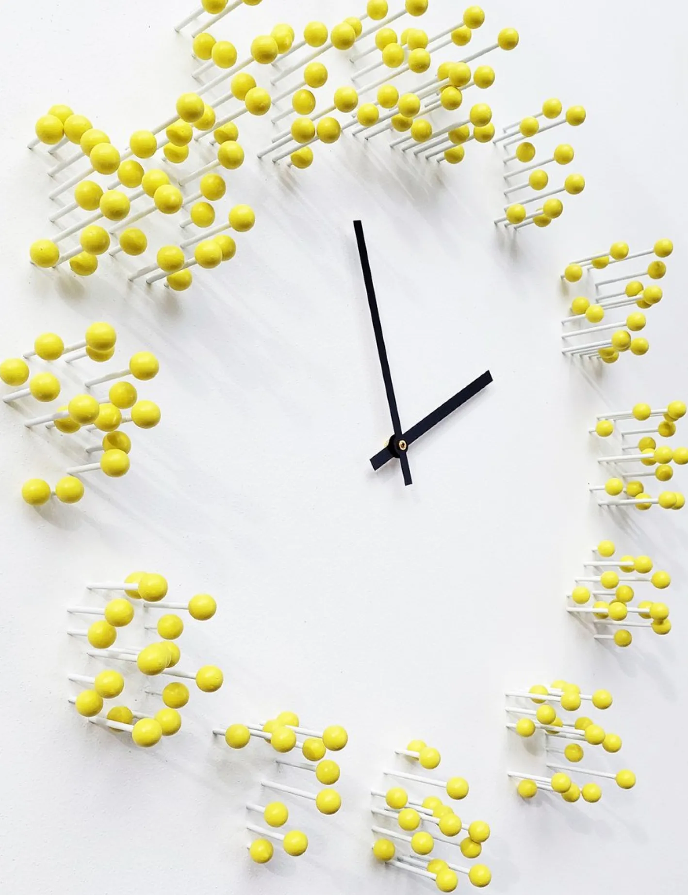 Illusionistische Wanduhr in Weiß-Gelb von Jan Paul
