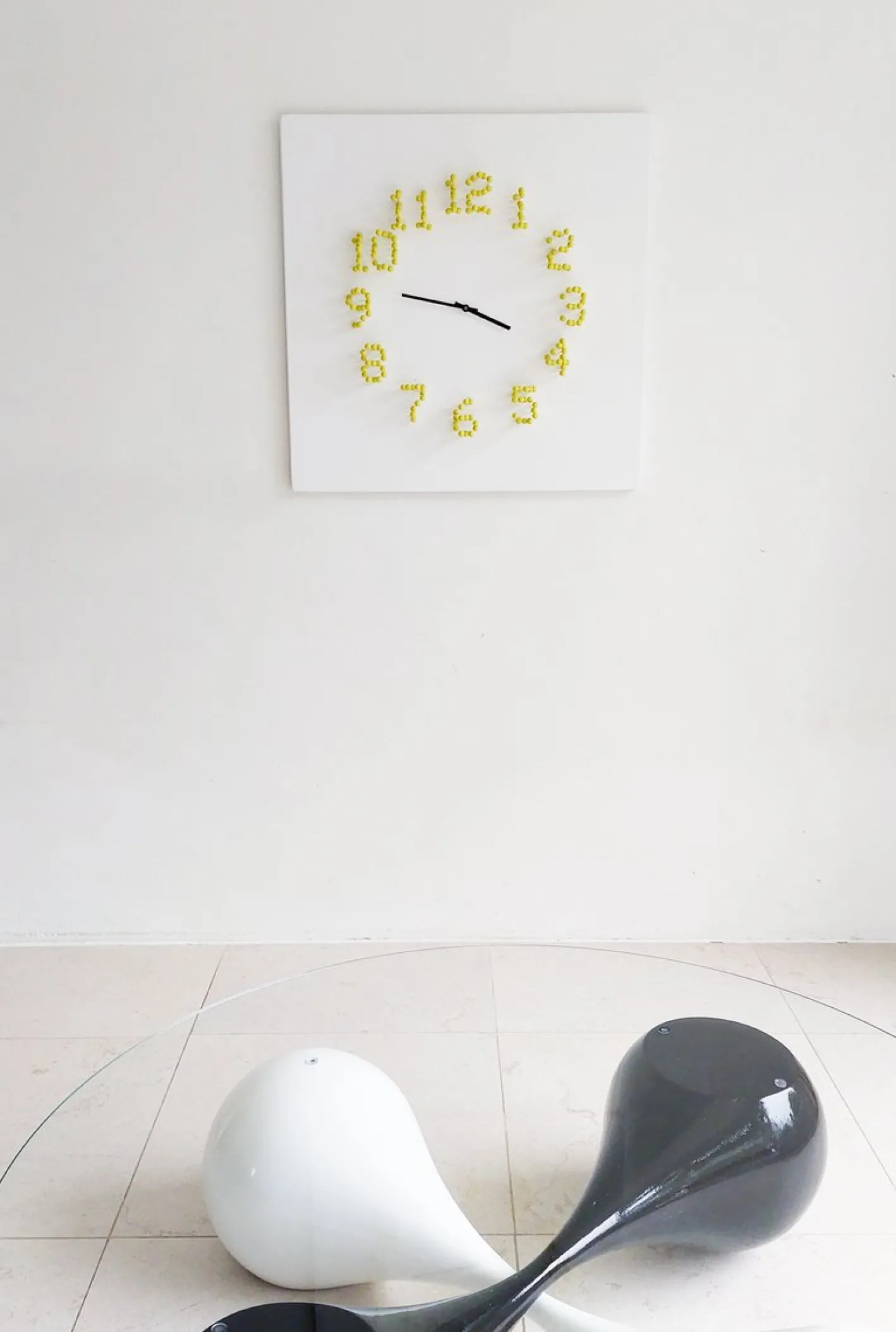 Illusionistische Wanduhr in Weiß-Gelb von Jan Paul
