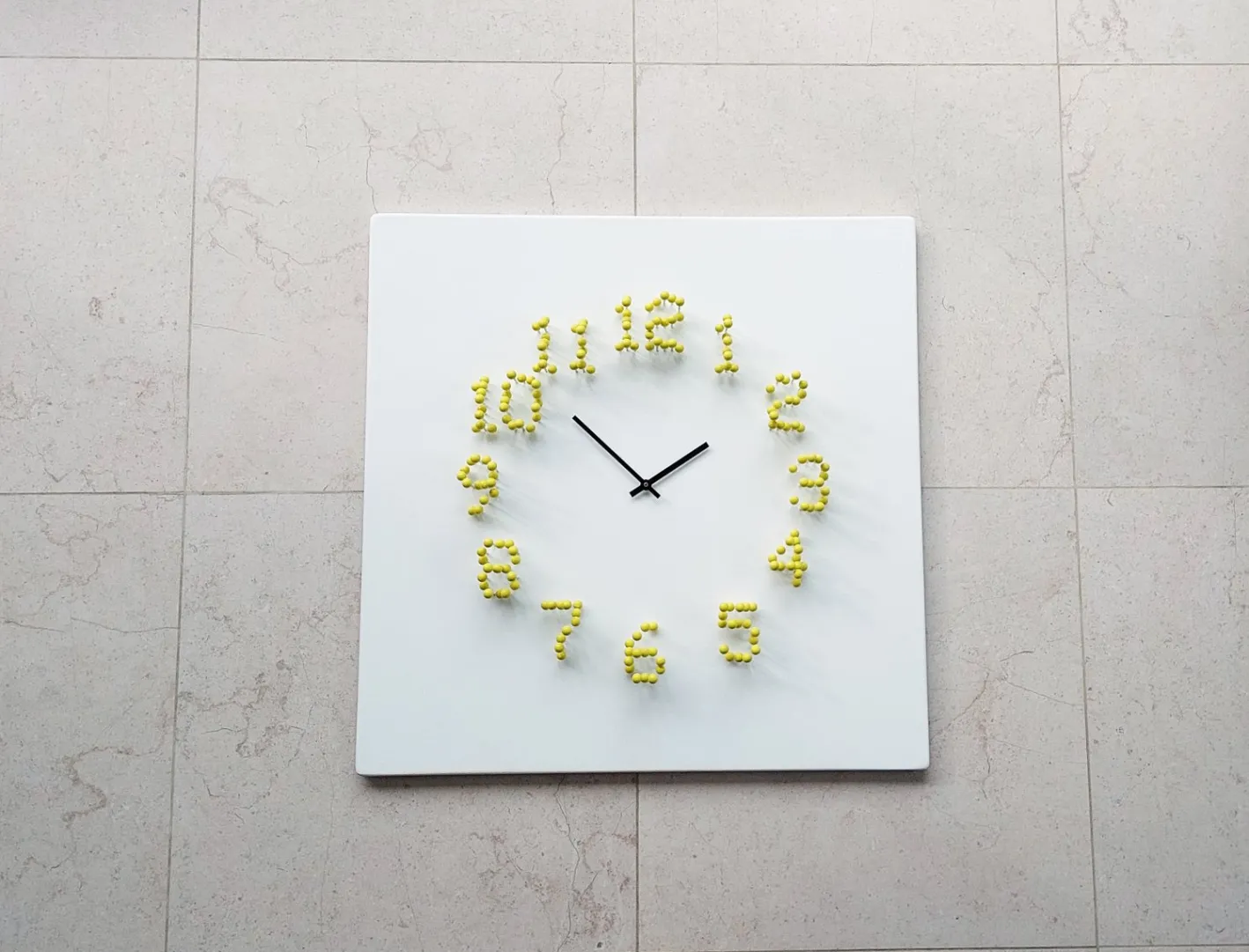 Illusionistische Wanduhr in Weiß-Gelb von Jan Paul