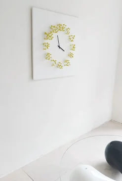 Illusionistische Wanduhr in Weiß-Gelb von Jan Paul