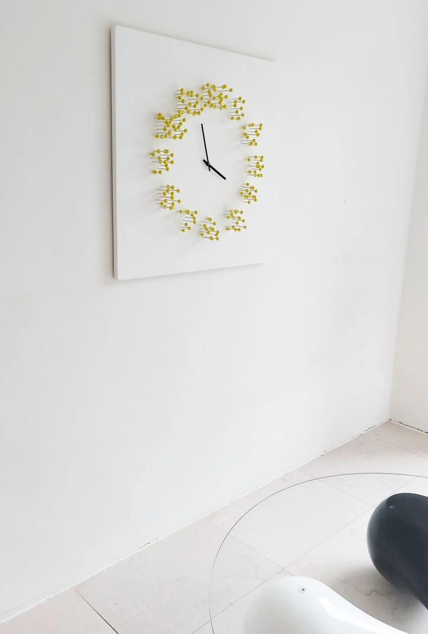 Illusionistische Wanduhr in Weiß-Gelb von Jan Paul