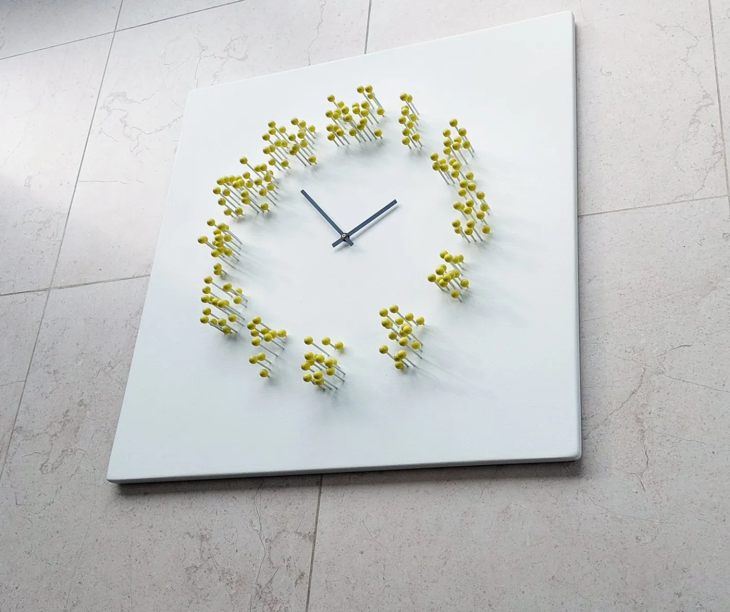 Illusionistische Wanduhr in Weiß-Gelb von Jan Paul