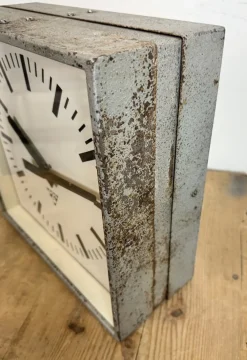 Industrielle Quadratische Doppelseitige Fabrik Wanduhr von Pragotron, 1970er