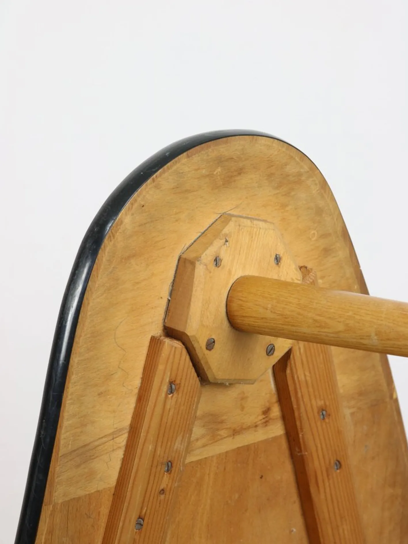 Italienischer ovaler roter Mid-Century Kindertisch