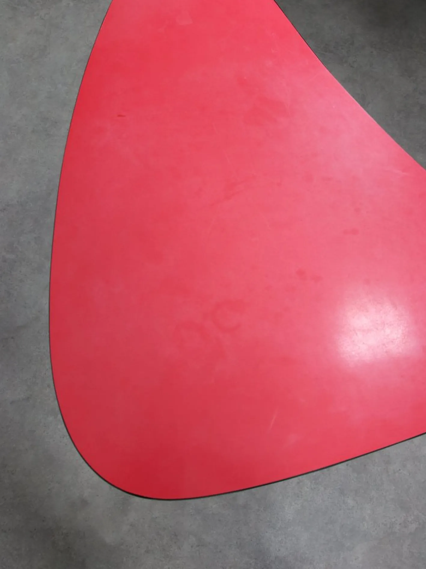 Italienischer ovaler roter Mid-Century Kindertisch