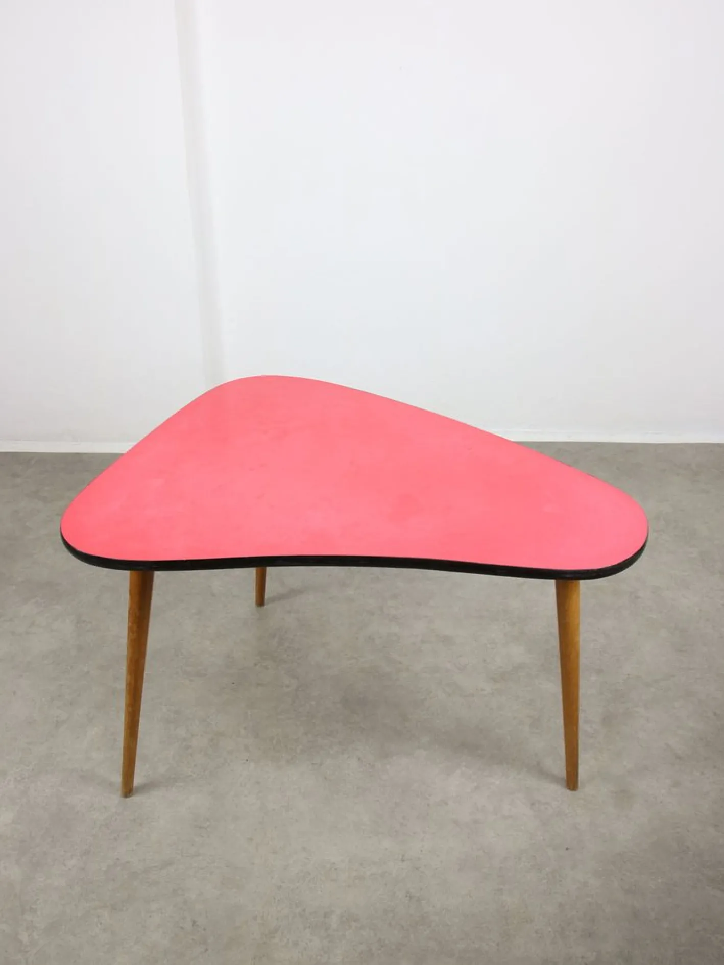 Italienischer ovaler roter Mid-Century Kindertisch