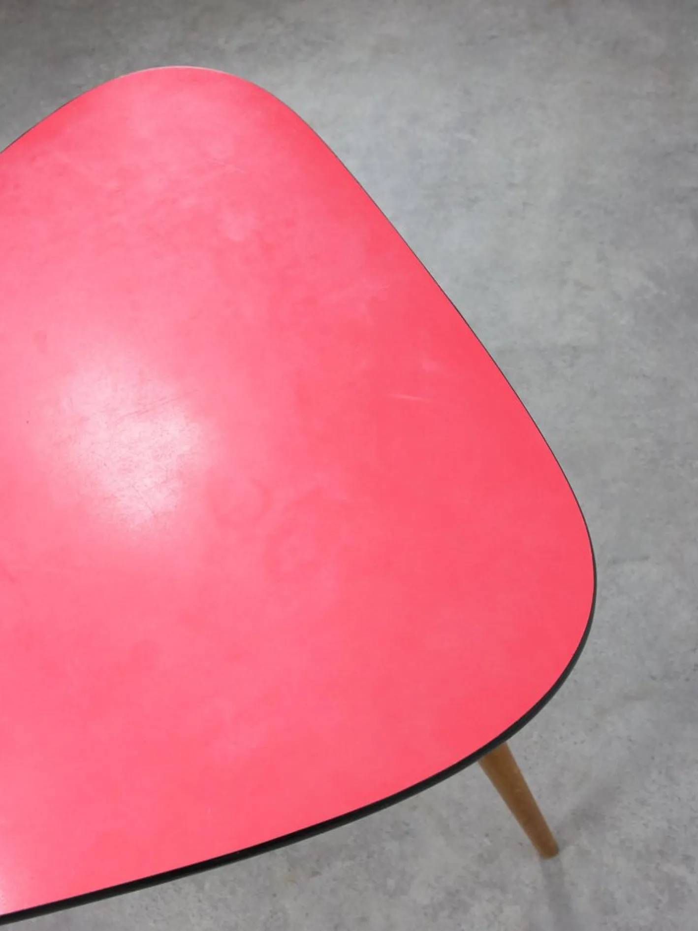 Italienischer ovaler roter Mid-Century Kindertisch
