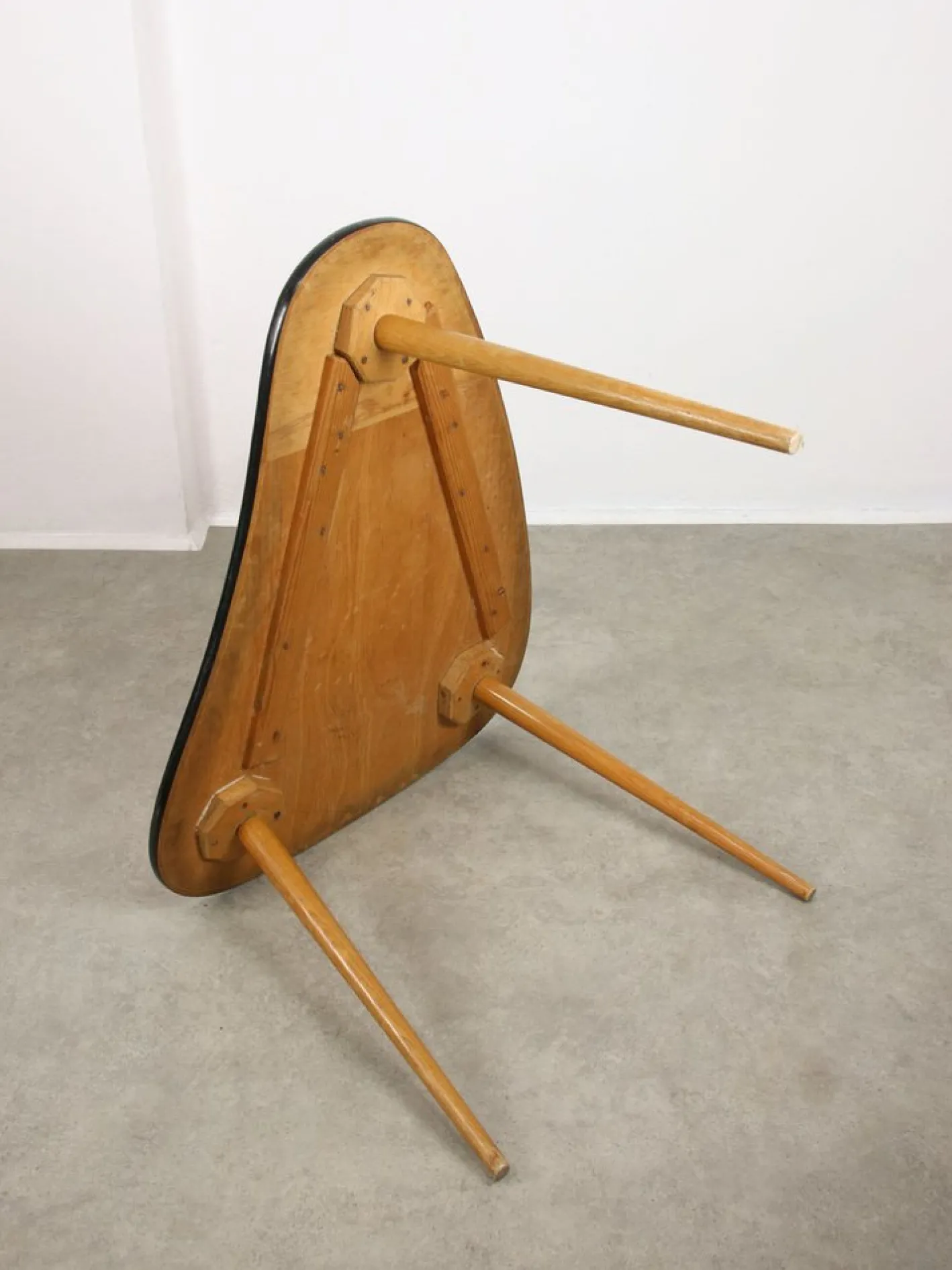 Italienischer ovaler roter Mid-Century Kindertisch