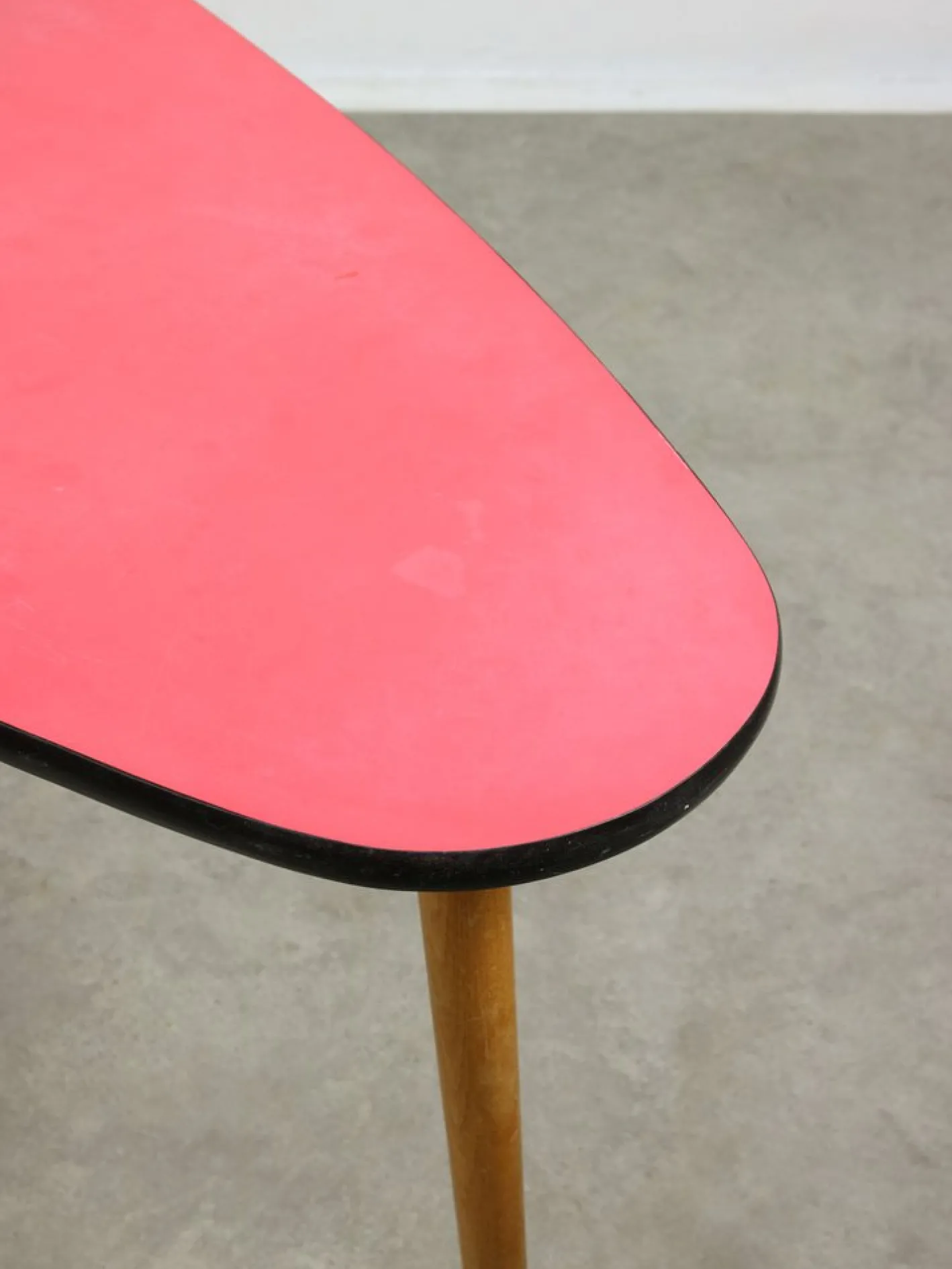Italienischer ovaler roter Mid-Century Kindertisch
