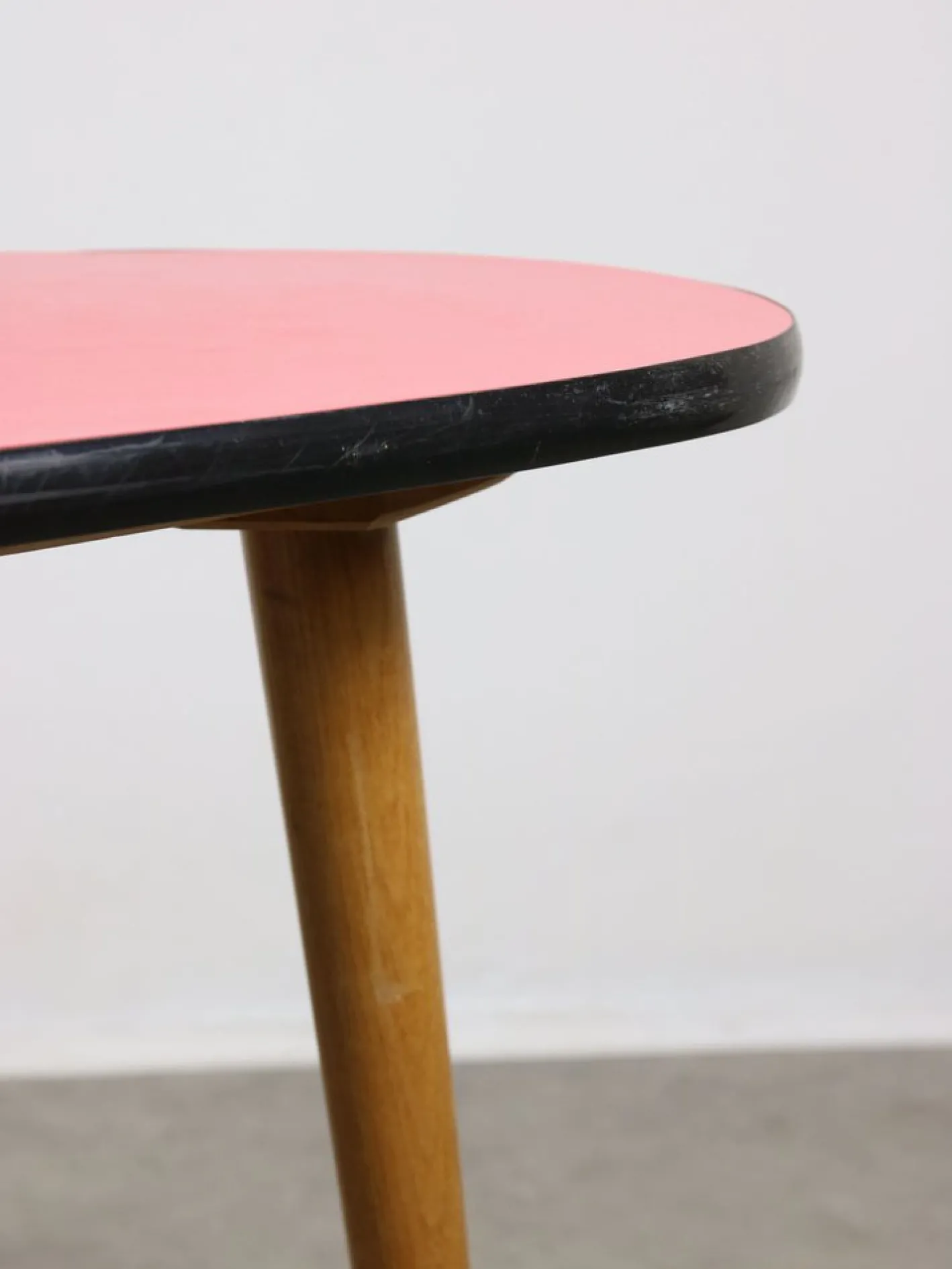 Italienischer ovaler roter Mid-Century Kindertisch