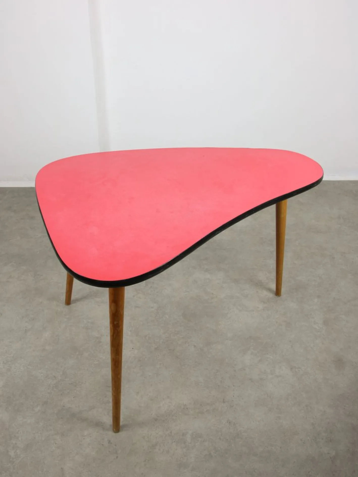 Italienischer ovaler roter Mid-Century Kindertisch