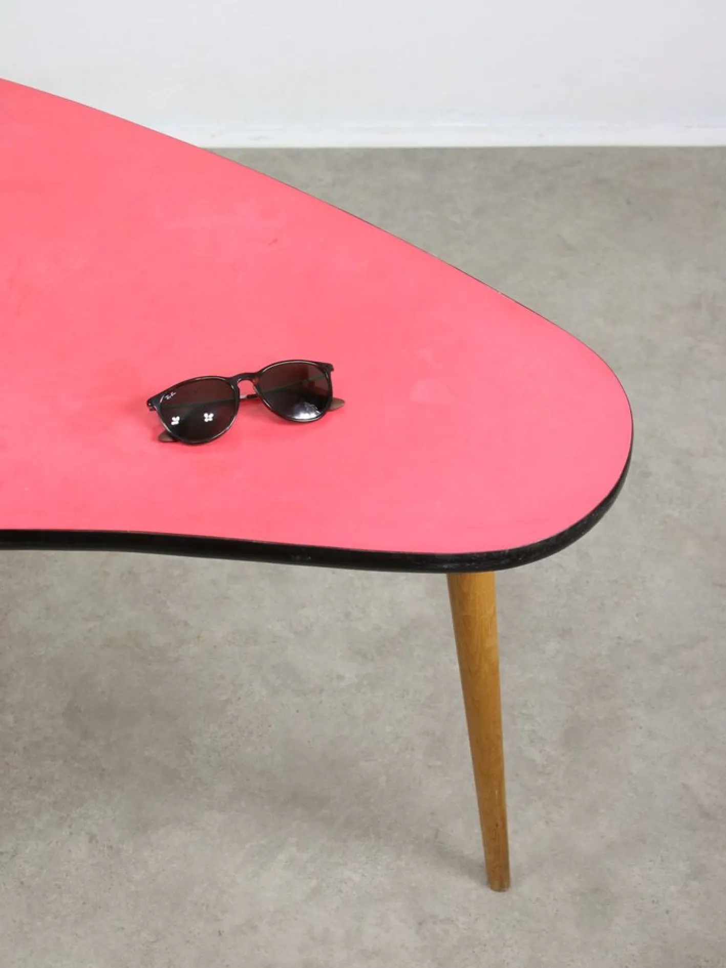 Italienischer ovaler roter Mid-Century Kindertisch