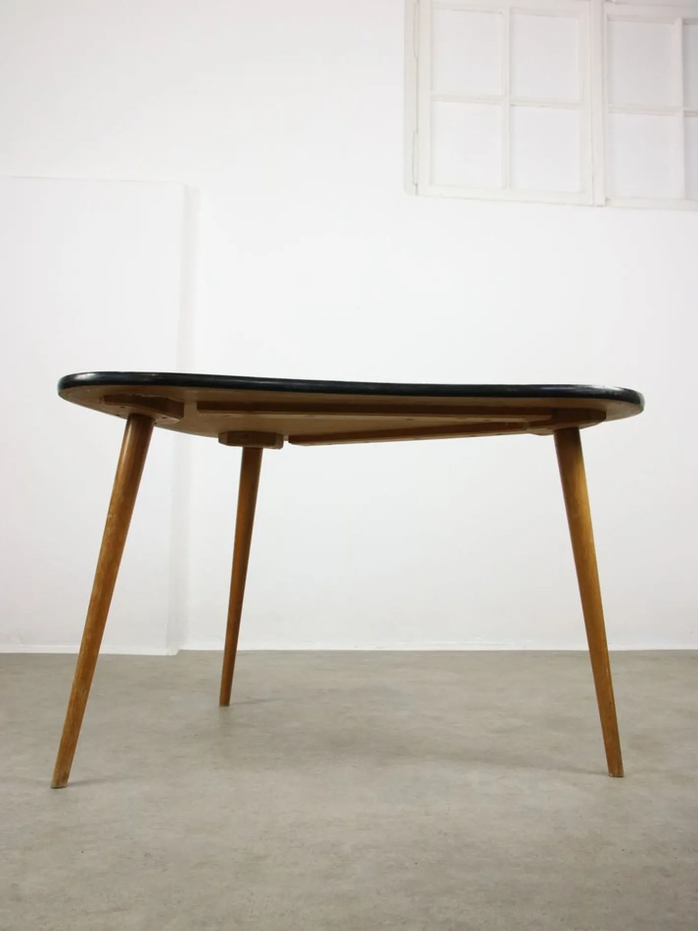 Italienischer ovaler roter Mid-Century Kindertisch