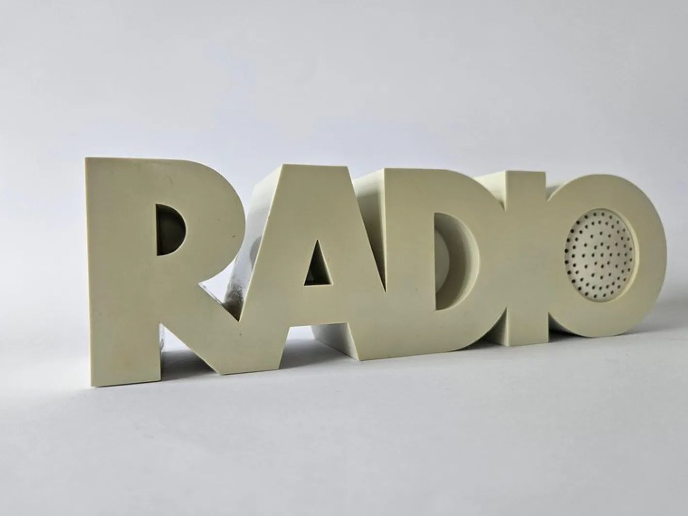 Italienisches Mid-Century Space Age Schreibtischradio, 1970er