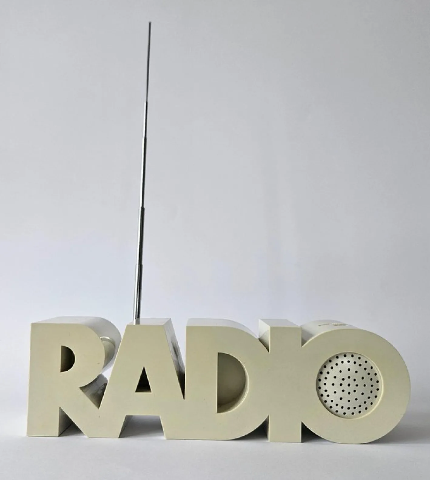 Italienisches Mid-Century Space Age Schreibtischradio, 1970er