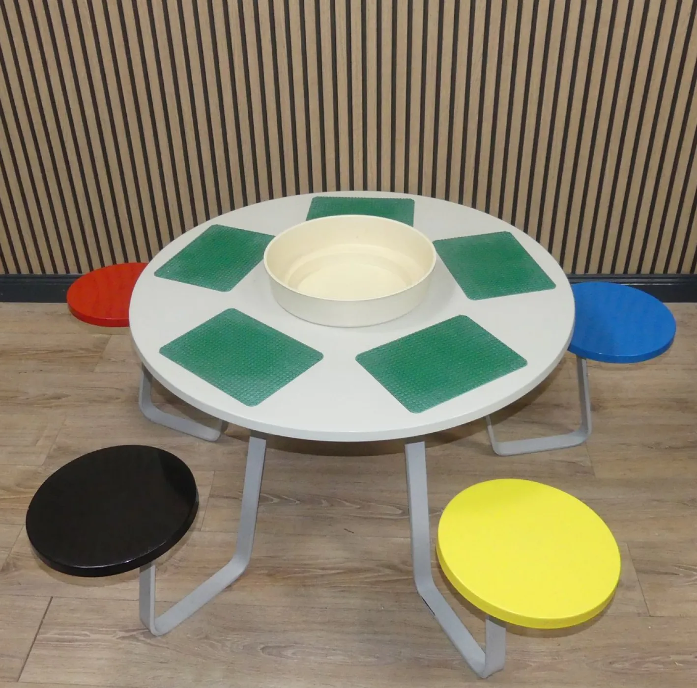 Kindertisch, 1980er