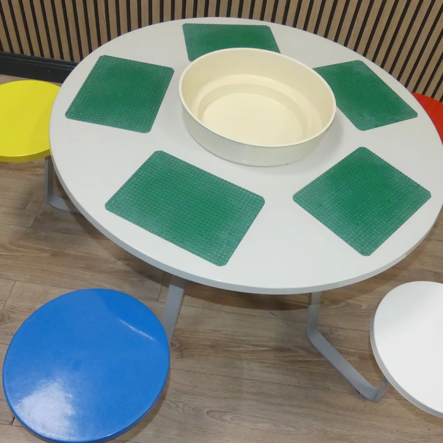 Kindertisch, 1980er