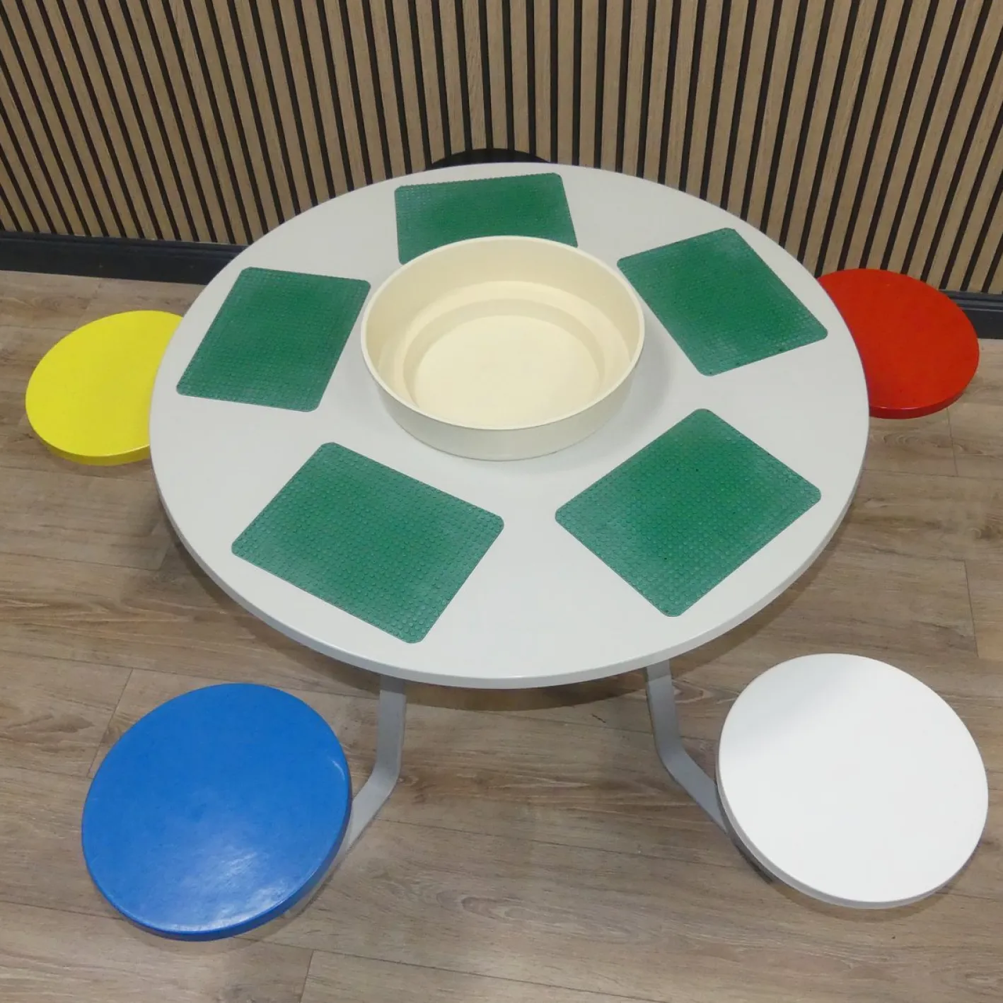 Kindertisch, 1980er