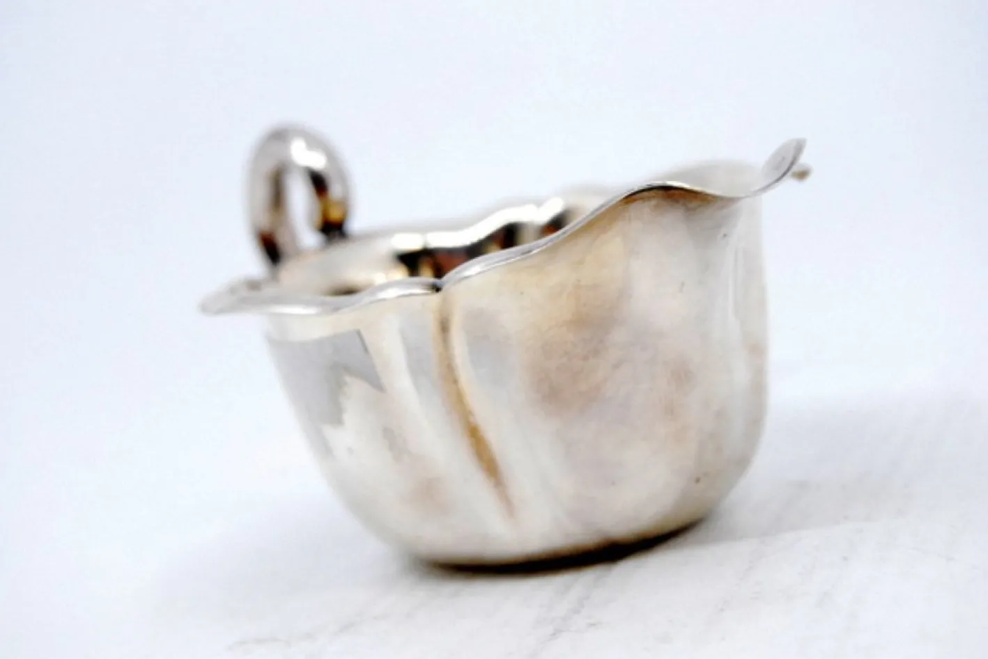 Kleine Sauciere aus gummiertem Silber