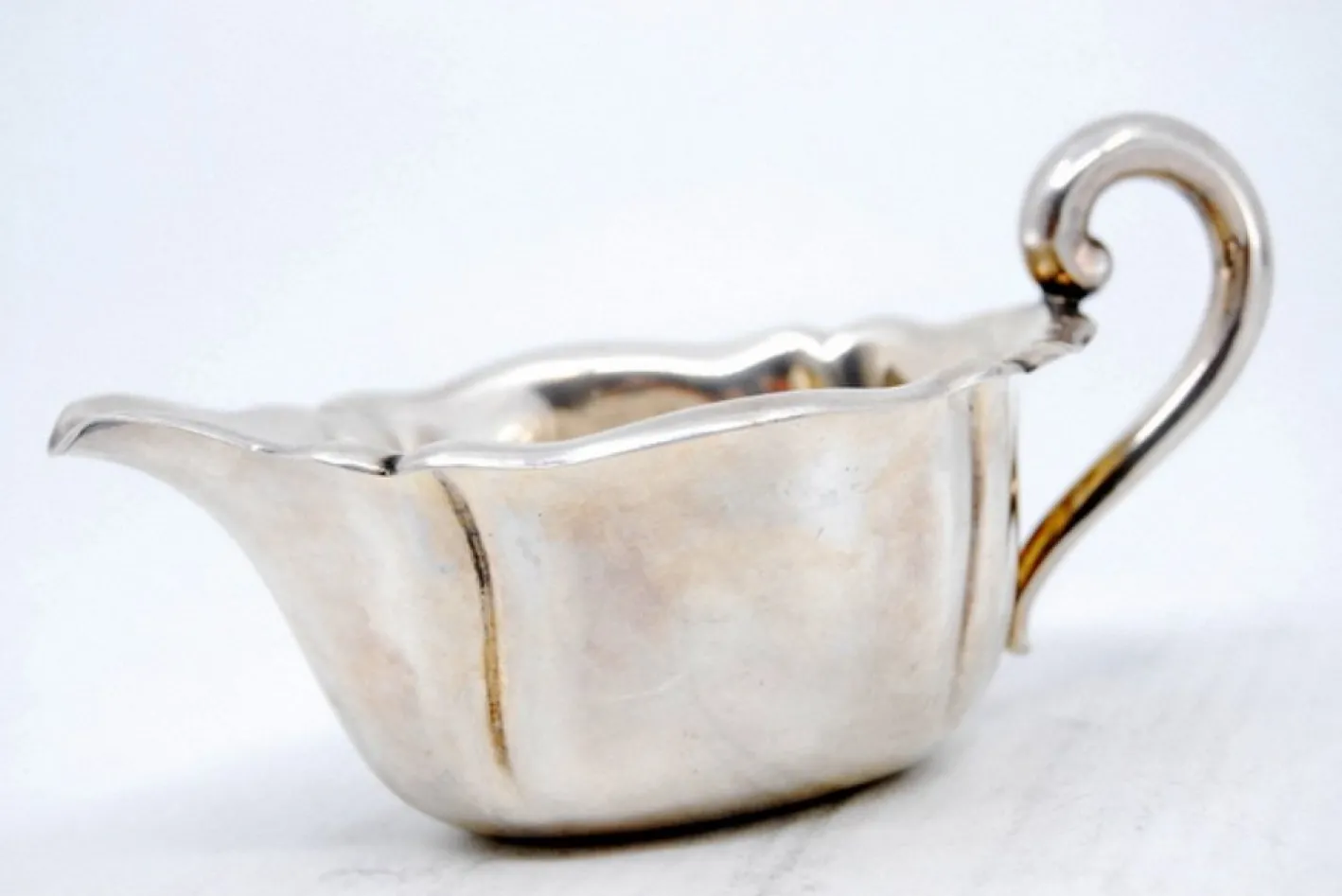 Kleine Sauciere aus gummiertem Silber
