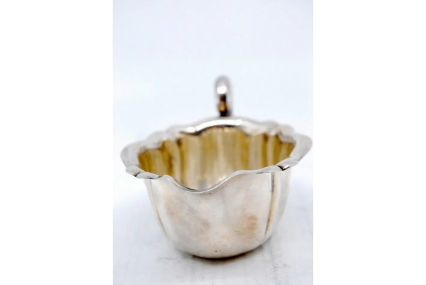 Kleine Sauciere aus gummiertem Silber