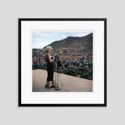 Marilyn Monroe Entertaining Troops in Schwarz von Bettmann