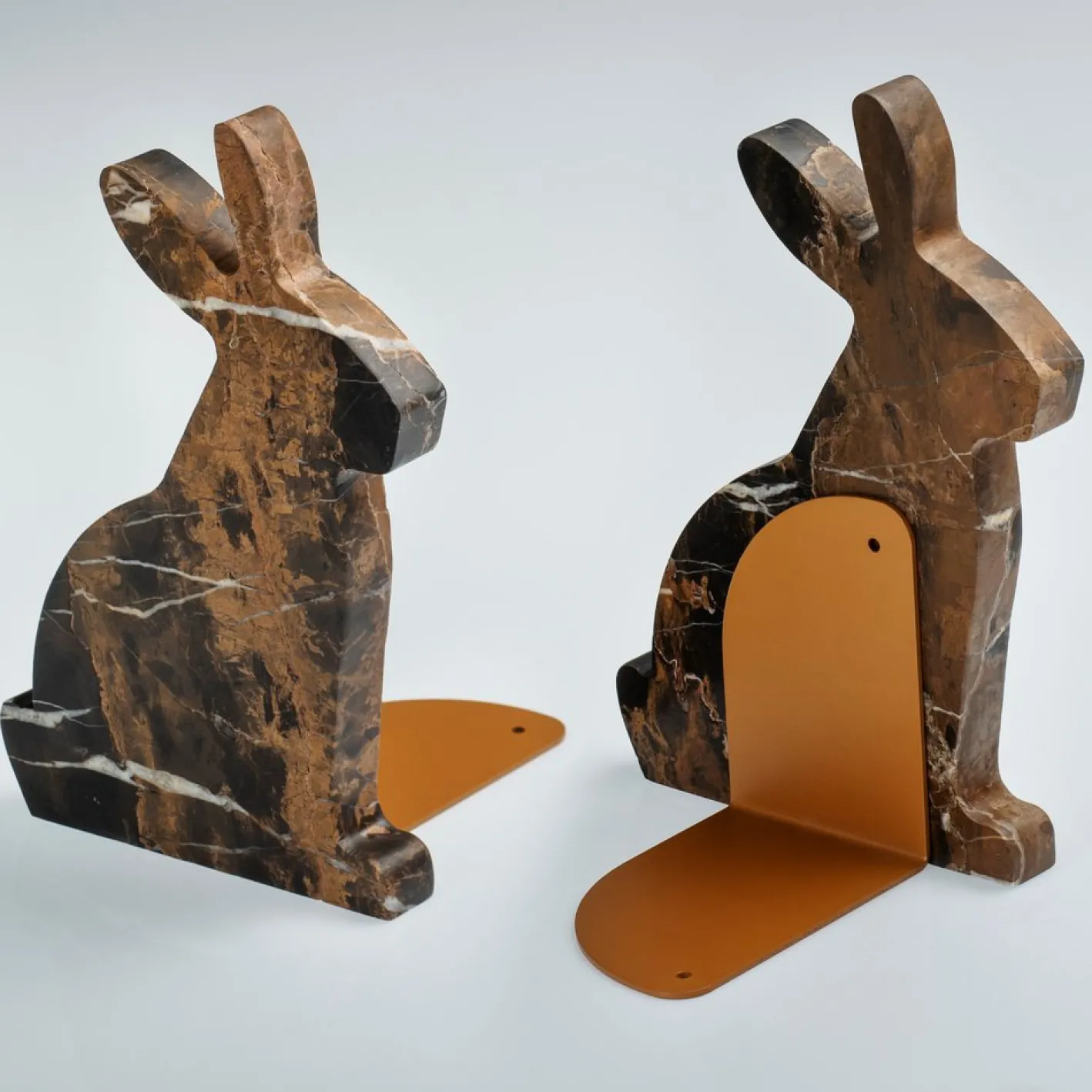 Marmor und Stahl Bunny Buchstützen von Alessandra Grasso, 2er Set