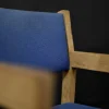 Moderner dänischer Mid-Century Stuhl aus Eiche & Blauem Stoff von Hans J. Wegner für Getama, 1960er