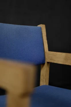 Moderner dänischer Mid-Century Stuhl aus Eiche & Blauem Stoff von Hans J. Wegner für Getama, 1960er
