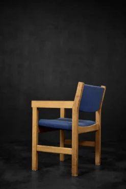 Moderner dänischer Mid-Century Stuhl aus Eiche & Blauem Stoff von Hans J. Wegner für Getama, 1960er
