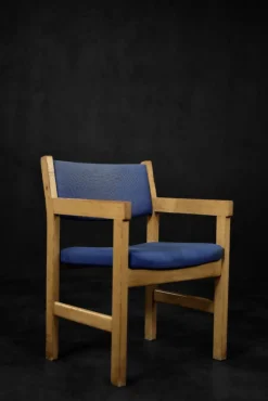 Moderner dänischer Mid-Century Stuhl aus Eiche & Blauem Stoff von Hans J. Wegner für Getama, 1960er