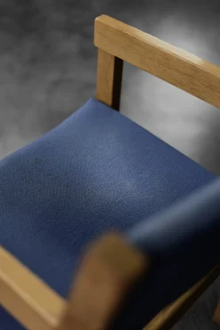 Moderner dänischer Mid-Century Stuhl aus Eiche & Blauem Stoff von Hans J. Wegner für Getama, 1960er