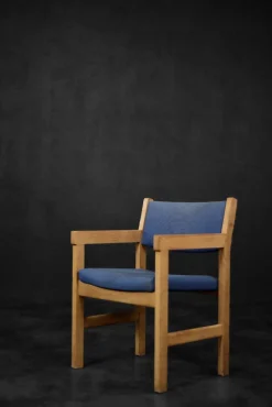Moderner dänischer Mid-Century Stuhl aus Eiche & Blauem Stoff von Hans J. Wegner für Getama, 1960er