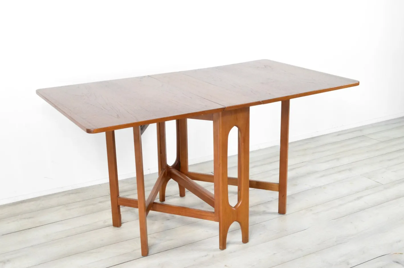 Moderner Mid-Century Esstisch aus Teak, 1960er