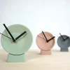 Off Center Tischuhr von Studio Lorier