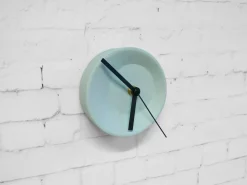 Off Center Tischuhr von Studio Lorier