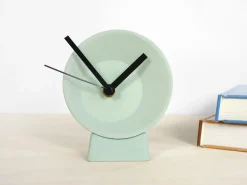 Off Center Tischuhr von Studio Lorier