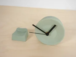 Off Center Tischuhr von Studio Lorier