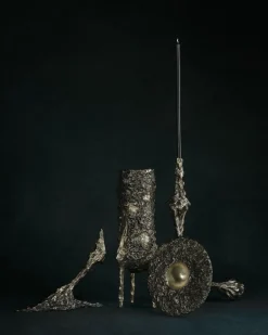 Omnia Vanitas Vanité 29 Kerzenhalter aus patiniertem Bronzeguss von William Guillon