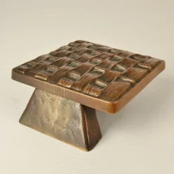 Quadratischer Push & Pull Türgriff aus Bronze mit Korbrelief, 1970er