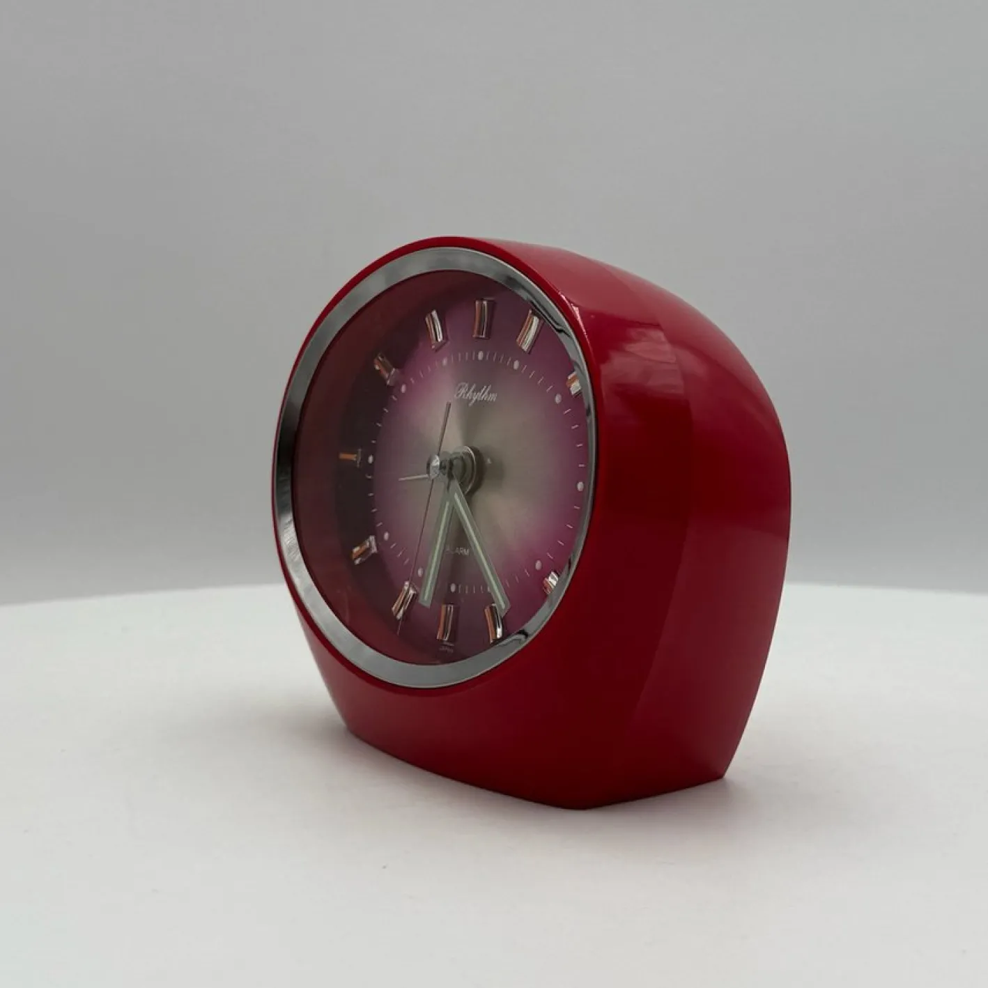Roter Wecker von Rhythm, Japan, 1960er