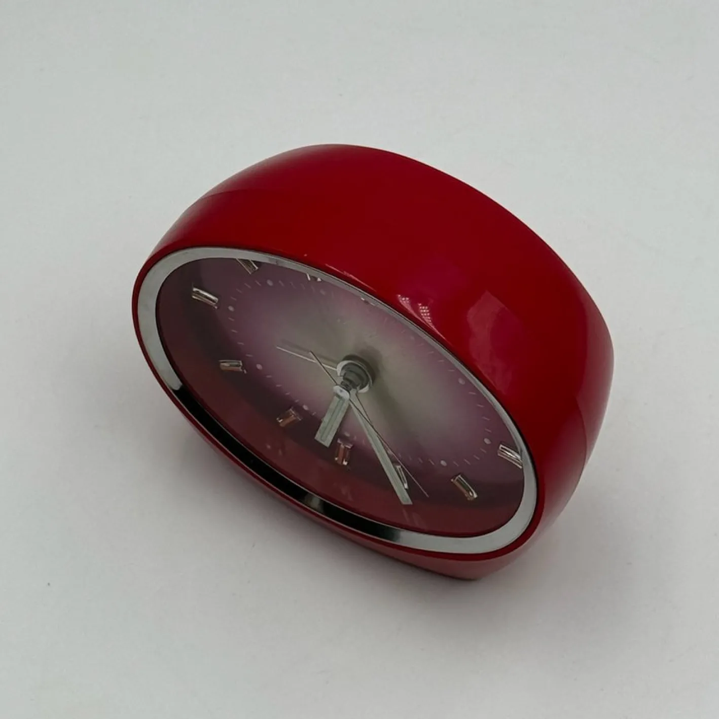 Roter Wecker von Rhythm, Japan, 1960er