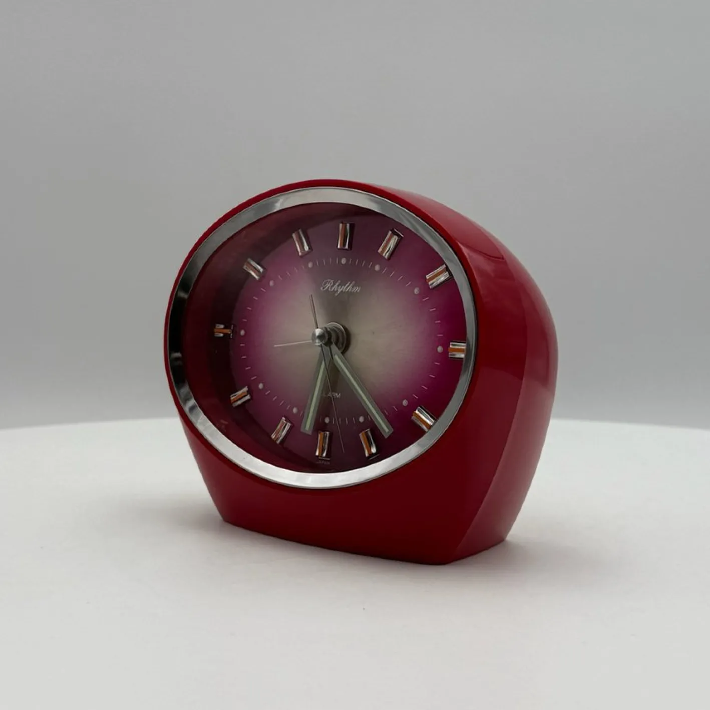Roter Wecker von Rhythm, Japan, 1960er