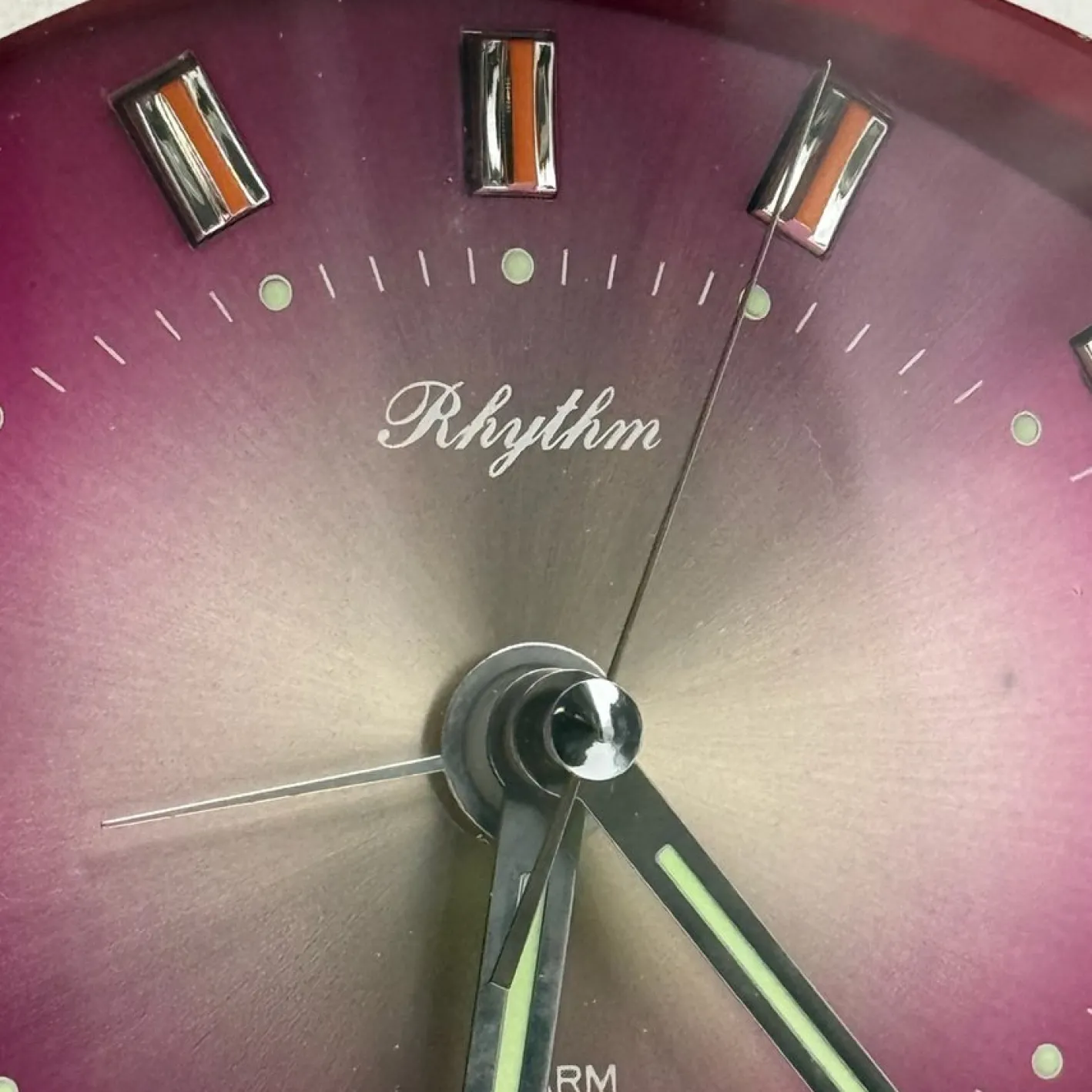 Roter Wecker von Rhythm, Japan, 1960er