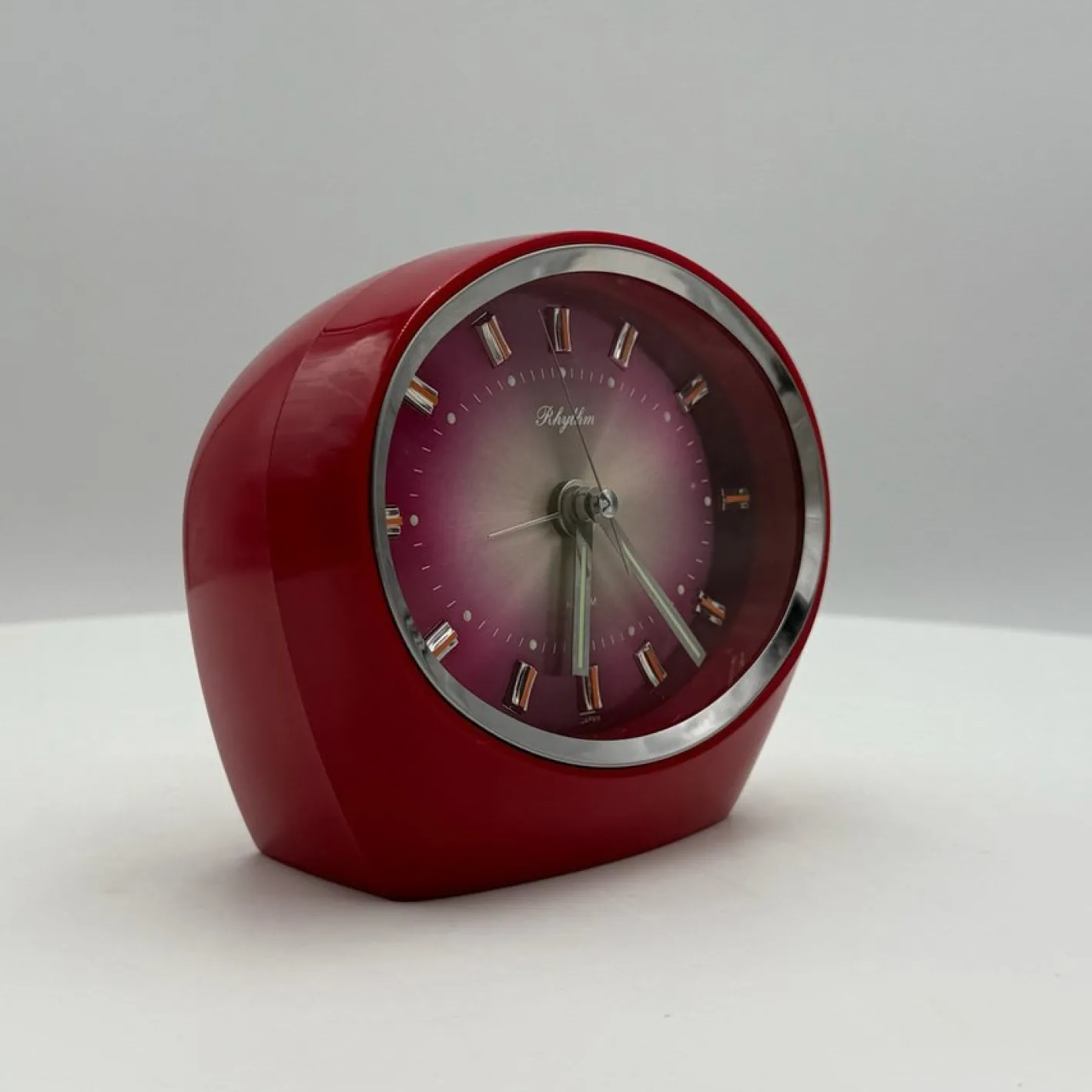 Roter Wecker von Rhythm, Japan, 1960er