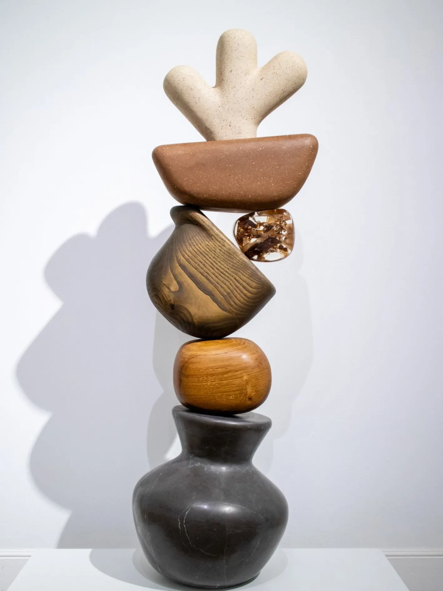 Rubén Sánchez, Mini-Brut, 2025, Eiche, Kastanie & Marmor