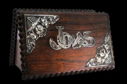 Schmuckkästchen aus Holz mit silbernen Applikationen auf dem Deckel und den Buchstaben Jewels.