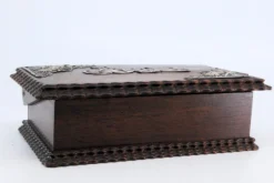Schmuckkästchen aus Holz mit silbernen Applikationen auf dem Deckel und den Buchstaben Jewels.