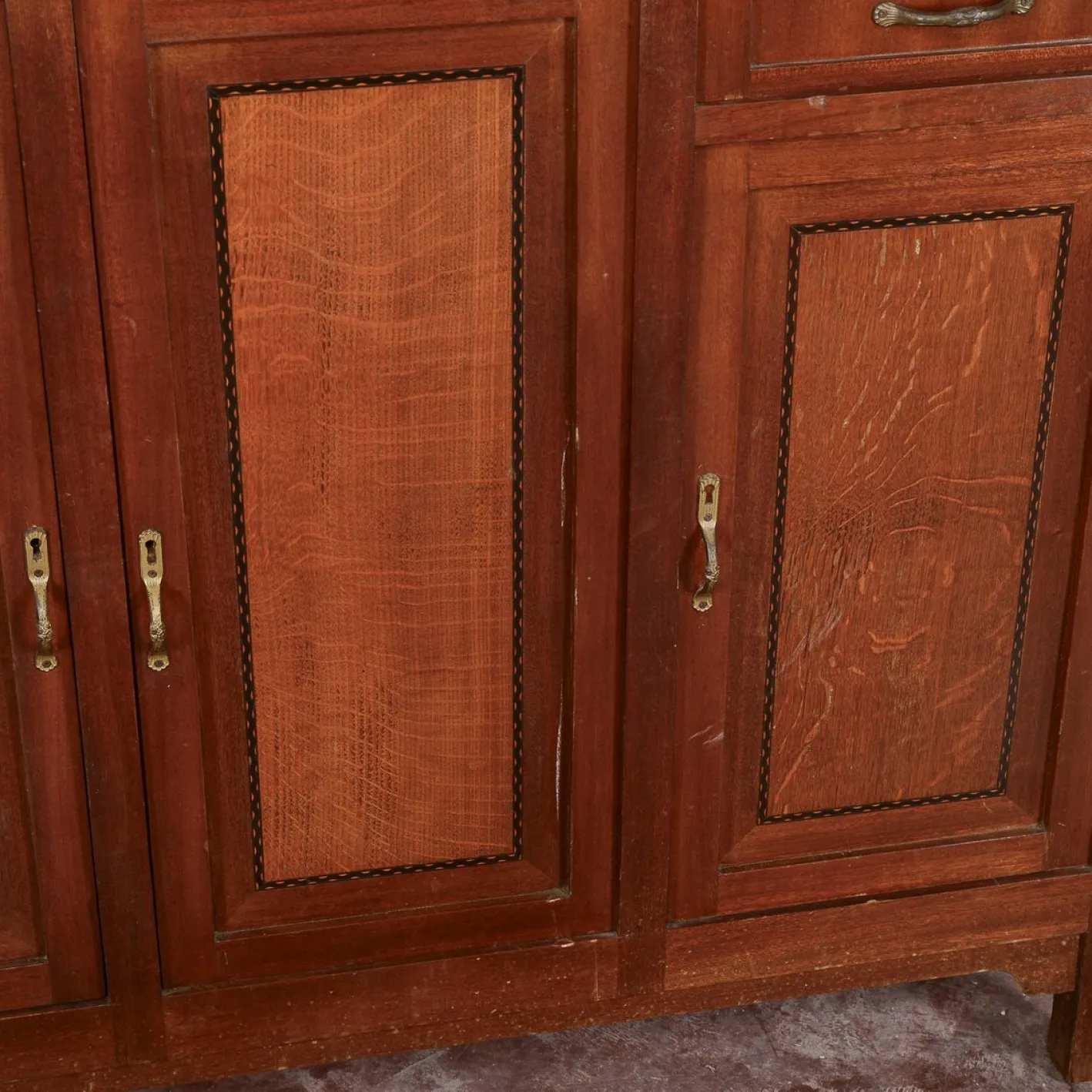 Sideboard mit 4 Türen, 2 Schubladen und Marmorplatte