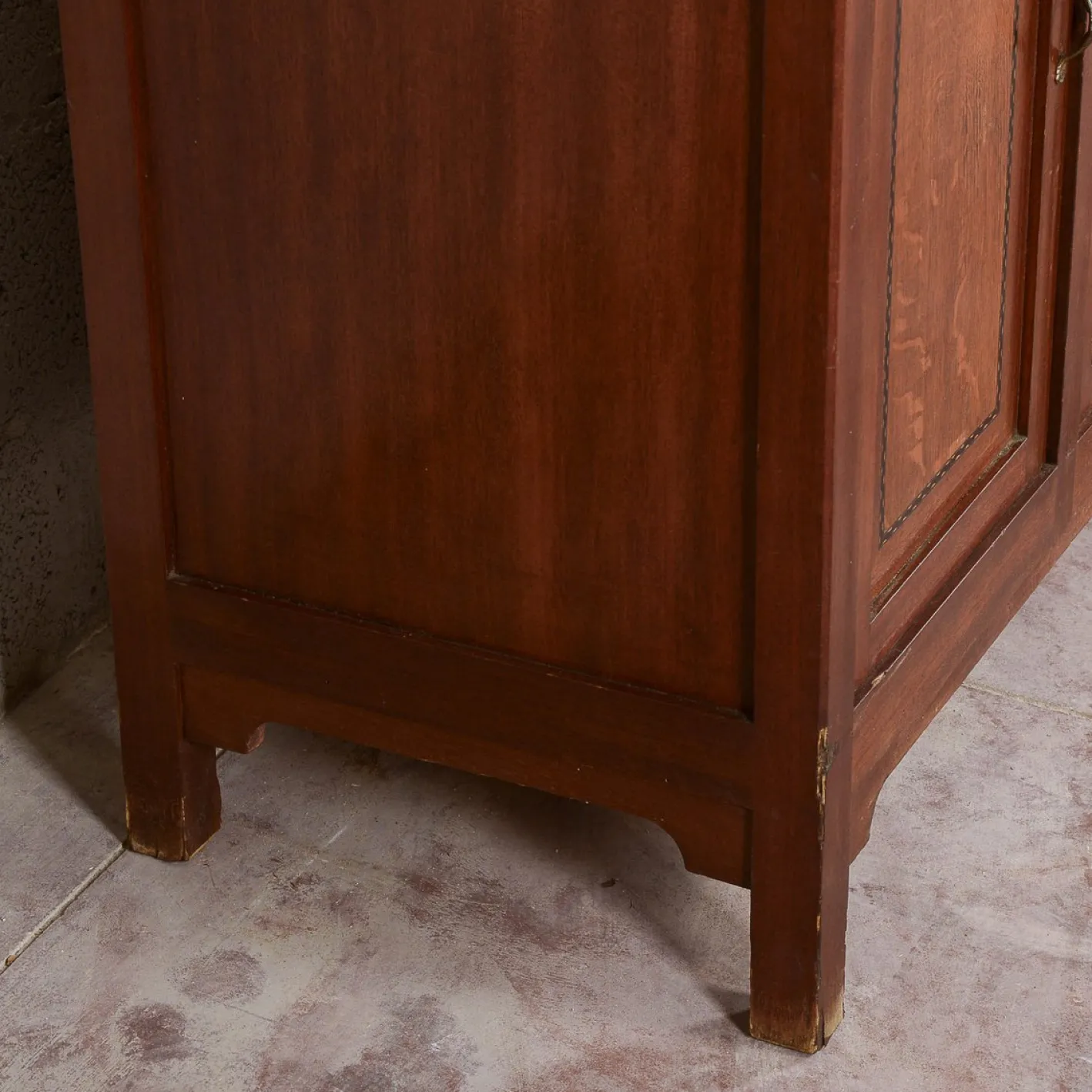 Sideboard mit 4 Türen, 2 Schubladen und Marmorplatte